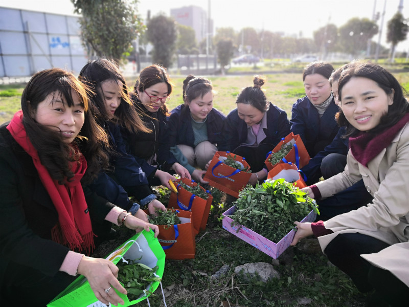 公司工會開展慶“三八女神節(jié)”女職工“挖野菜、包餛飩”活動